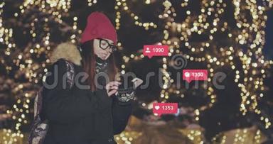 女子在夜城街道行走时使用手机. 年轻女子发短信，在手机户外交流